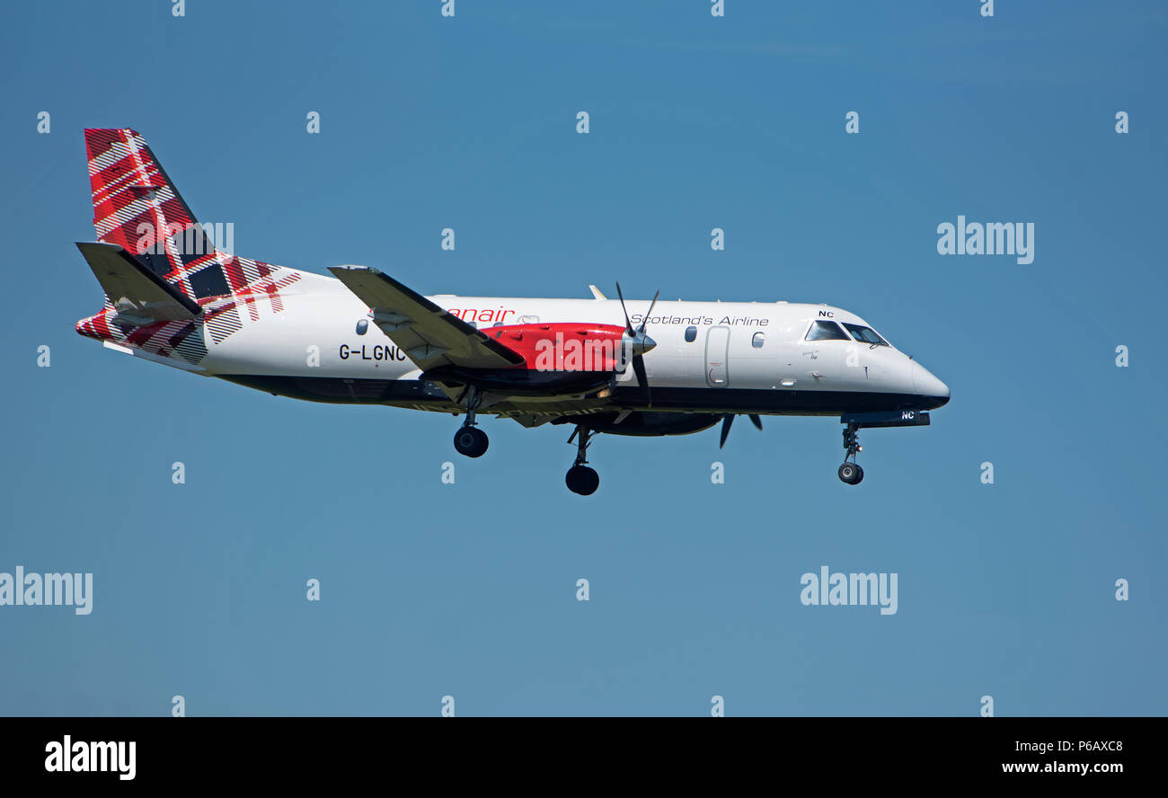 Loganair Saab 340 G-LGNC decollo dall'aeroporto di Inverness su di esso il volo giornaliero a Stornoway nelle Ebridi Esterne. Foto Stock