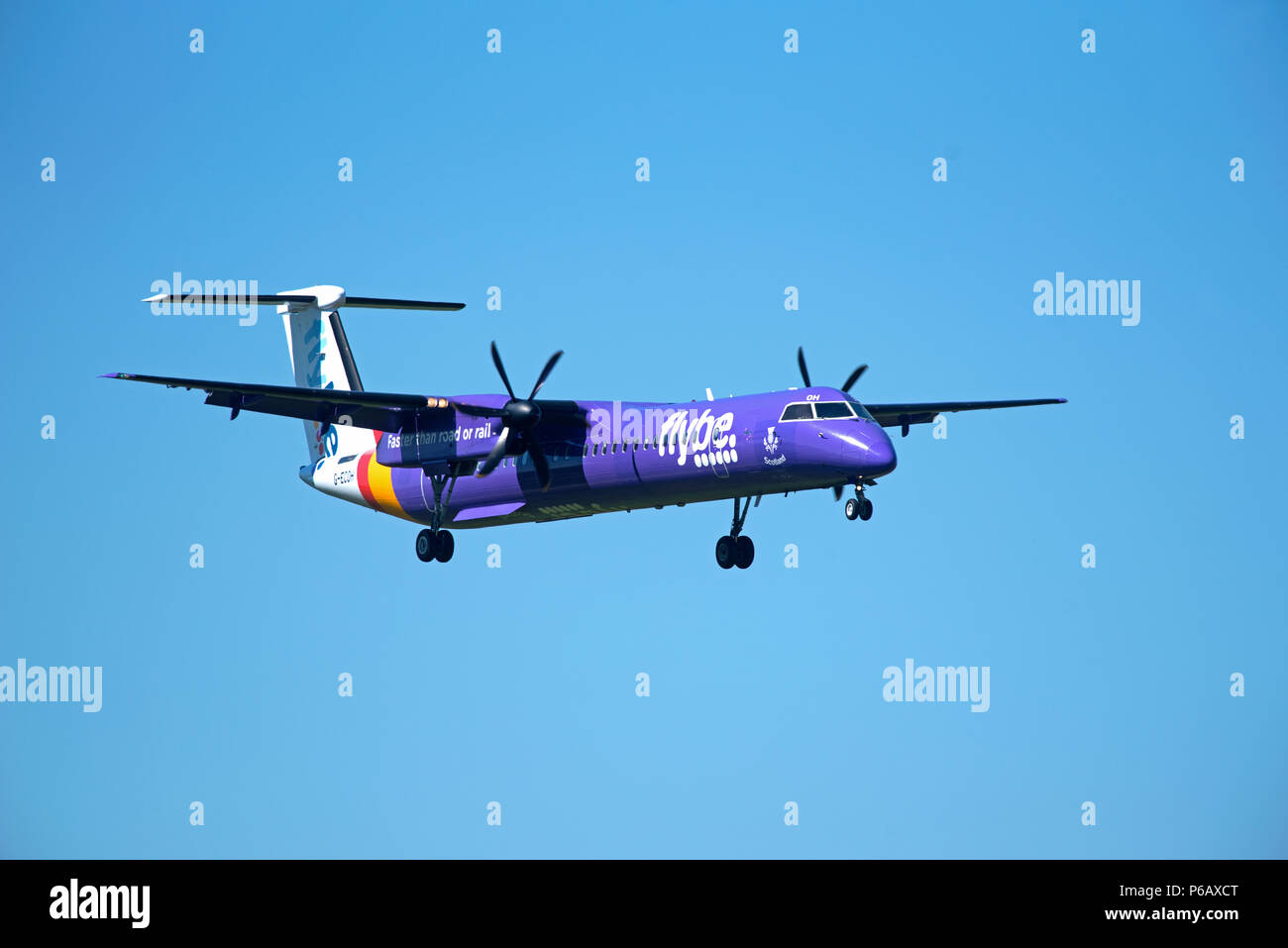 Flybe Dash 8 -400Q aircraftT passeggero avvicinando l'aeroporto di Inverness nelle Highlands scozzesi pronto per l'atterraggio. Foto Stock