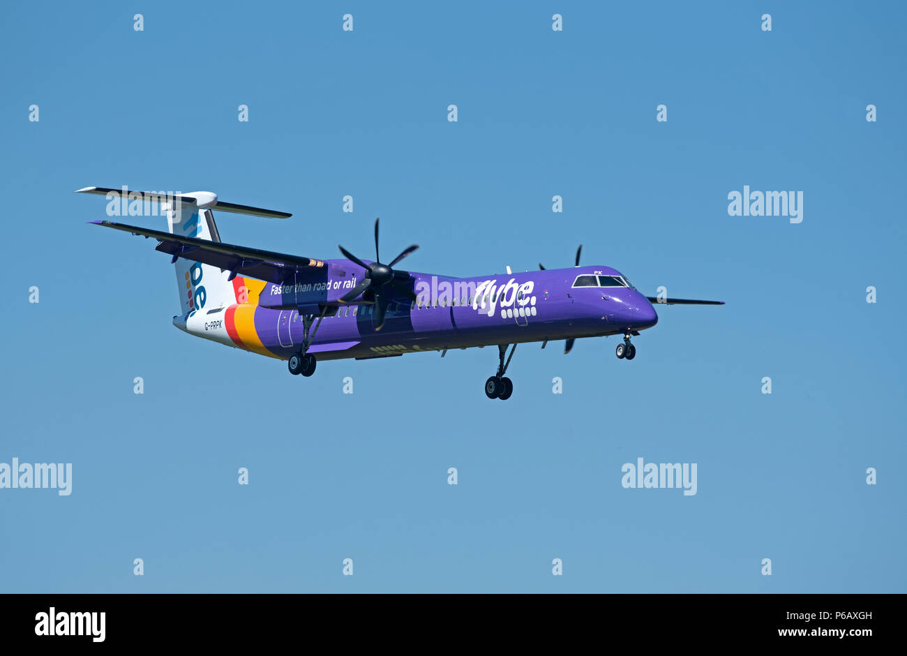 Flybe Dash 8 -400Q aircraftT passeggero avvicinando l'aeroporto di Inverness nelle Highlands scozzesi pronto per l'atterraggio. Foto Stock