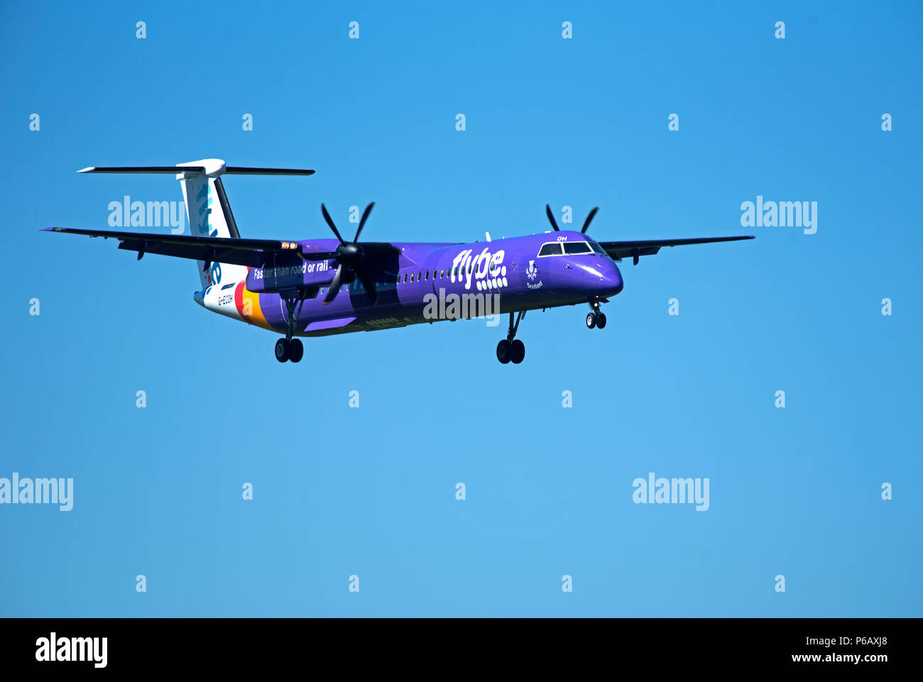 Flybe Dash 8 -400Q aircraftT passeggero avvicinando l'aeroporto di Inverness nelle Highlands scozzesi pronto per l'atterraggio. Foto Stock