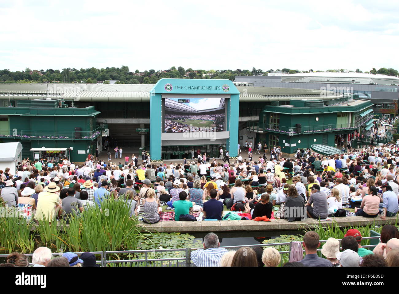Vista dal vertice di Henman Hill ( Murray Mount ) su Wimbledon Lawn Tennis Club. I sostenitori di concentrare sul grande schermo. Grande atmosfera. Foto Stock