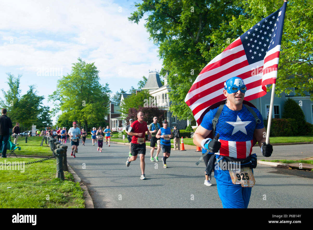 David Myrda di Pomfret, Md., corre come Captain America nel 9° Marine Corps metà storico di Fredericksburg, Virginia, 15 maggio 2016. Myrda ha finito la gara in 2 ore, 10 minuti e 48 secondi; immissione 203 nella sua divisione e 2208 in generale. (U.S. Marine Corps foto di PFC. Cristian Lee Ricardo/rilasciato) Foto Stock