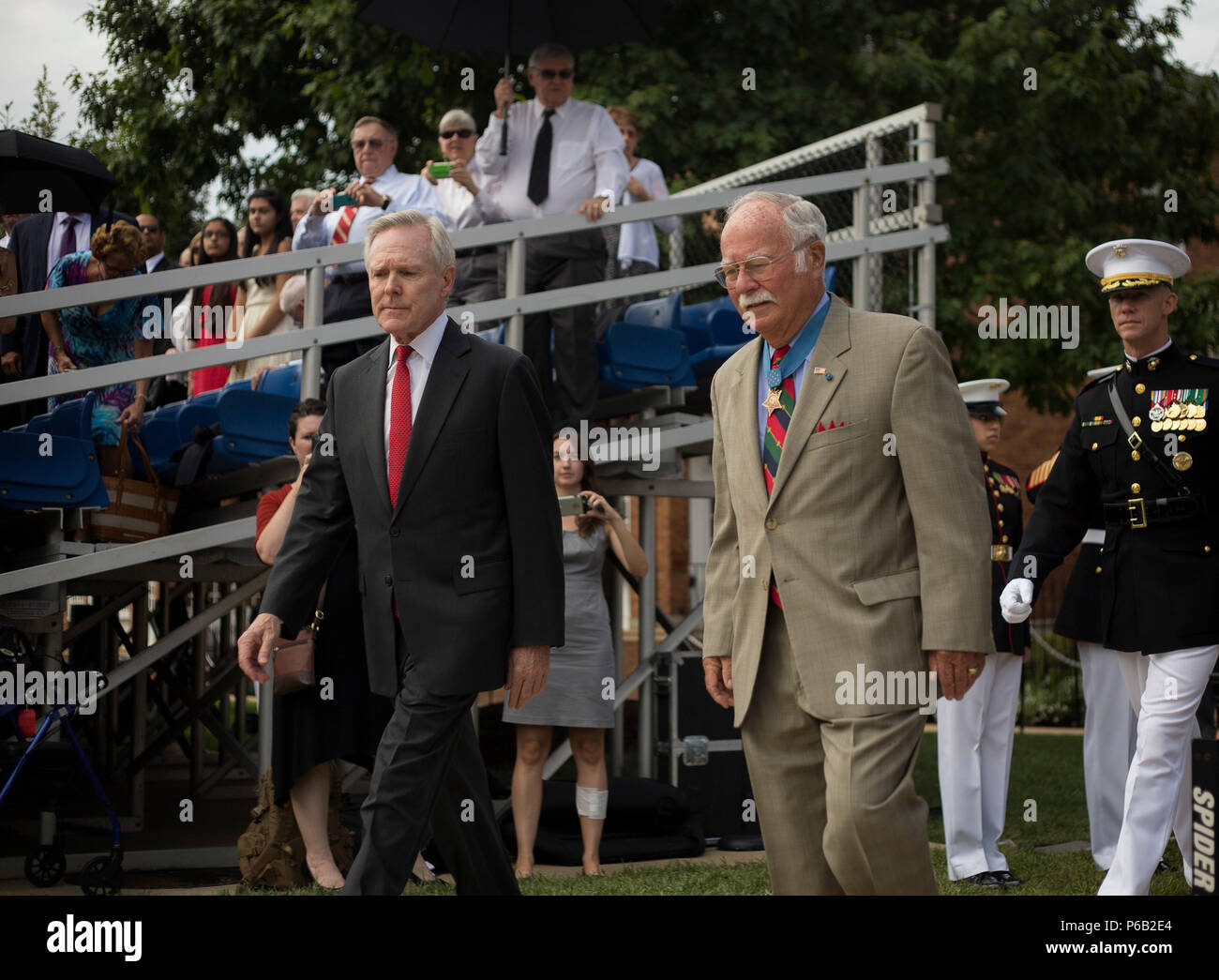 160728-M-EI943-001 Washington (Luglio 28, 2016) segretario della Marina Ray Mabus e pensionati Marine Col. Harvey C. Barnum, Jr. arrivano al campo di parata per la ridenominazione ufficiale di Arleigh Burke-class destroyer, DDG-124, alla USS Harvey C. Barnum, Jr. a caserma marini Washington, 28 luglio 2016. Col. Barnum ha ricevuto la medaglia d'onore durante il funzionamento Harvest Moon nella guerra del Vietnam. Con una lunghezza di 505 m., e armi di cui oltre 90 missili, Arleigh Burke-cacciatorpediniere della classe sono tra i più grandi e più pesantemente armati cacciatorpediniere negli Stati Uniti l'Arsenal. (U.S. Marine Corps Foto di Foto Stock