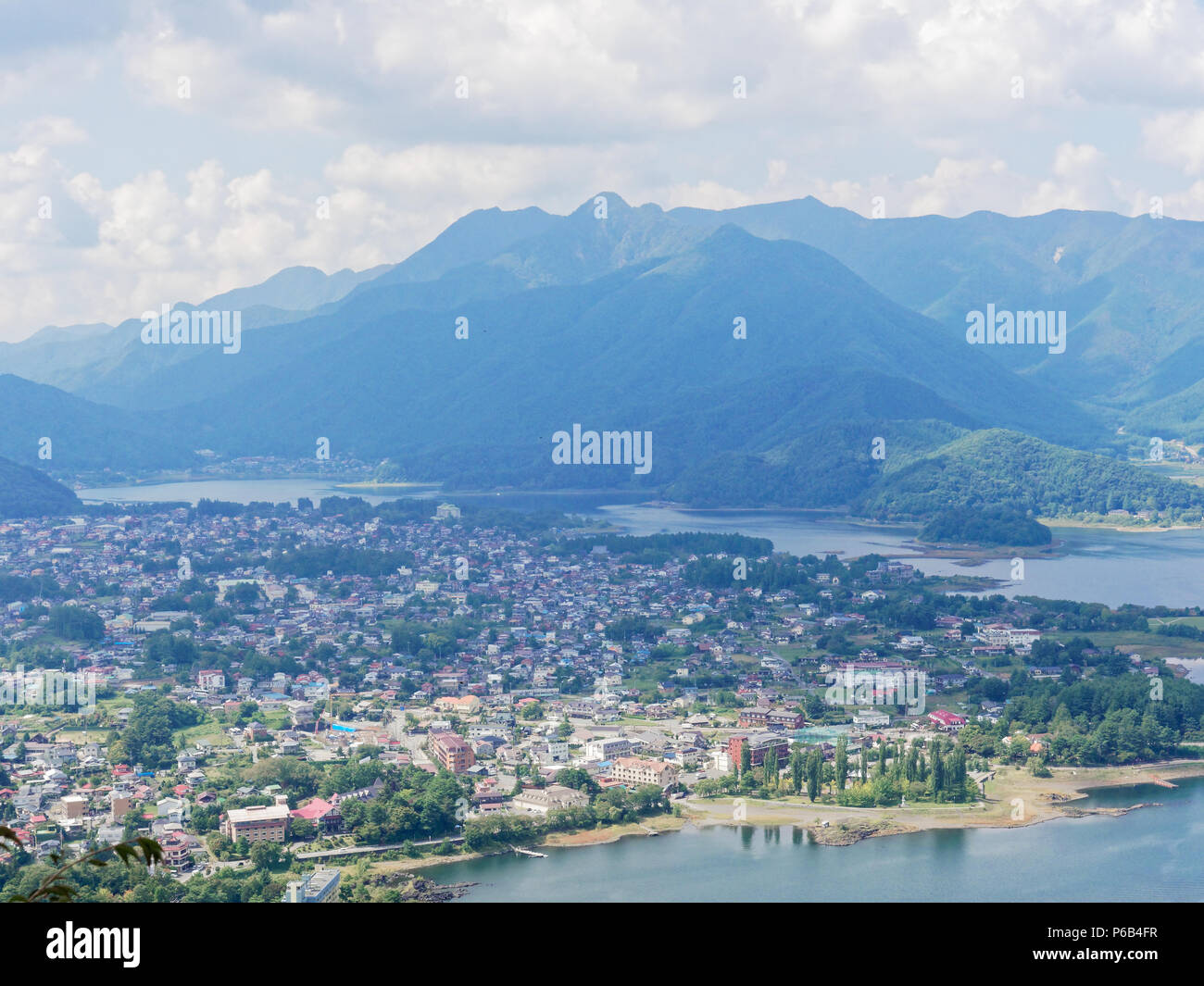 Scenario del Lago Kawaguchi, il lago più grande della Fuji cinque laghi, con vista Fujikawaguchiko o Kawaguchiko town e mt Kurodake sullo sfondo, famosa destinazione turistica in Giappone Foto Stock