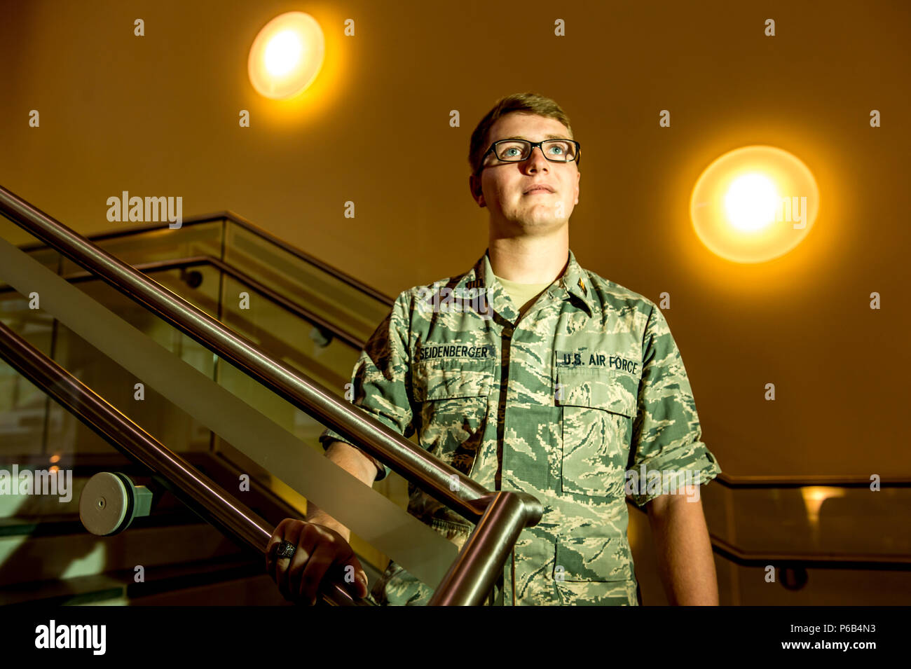 Cadet Scott Seidenberger, di distacco AFROTC 520 presso la Cornell University di Ithaca, NY, sorge in una zona di commons di Duffield Hall dove la scienza, tecnologia, ingegneria e matematica dello stelo ( ) Gli studenti si riuniscono per lo studio e il lavoro su progetti team, apr. 16, 2016. (U.S. Air Force foto di J.M. Eddins Jr.) Foto Stock