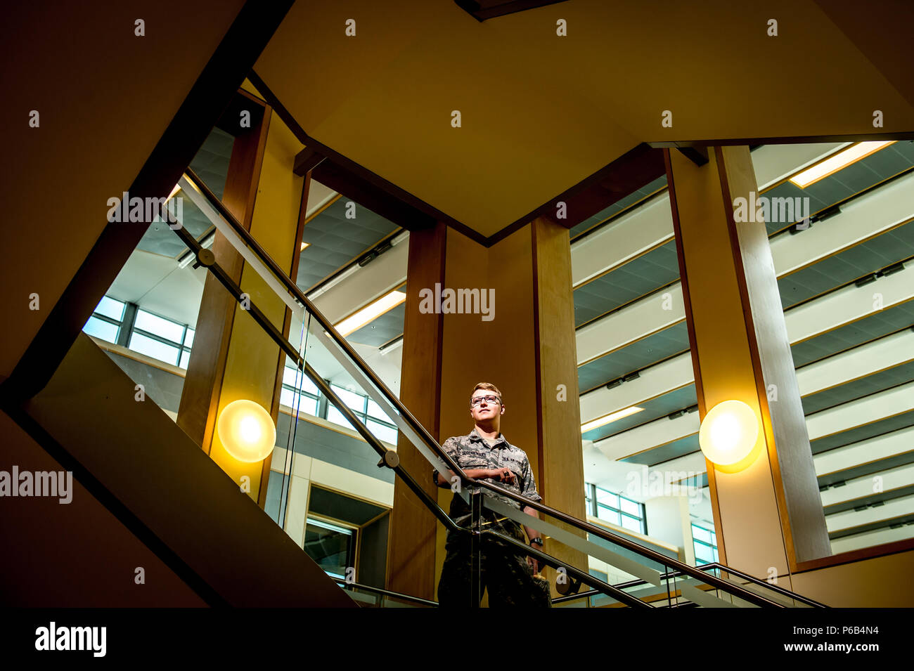 Cadet Scott Seidenberger, di distacco AFROTC 520 presso la Cornell University di Ithaca, NY, sorge in una zona di commons di Duffield Hall dove la scienza, tecnologia, ingegneria e matematica dello stelo ( ) Gli studenti si riuniscono per lo studio e il lavoro su progetti team, apr. 16, 2016. (U.S. Air Force foto di J.M. Eddins Jr.) Foto Stock