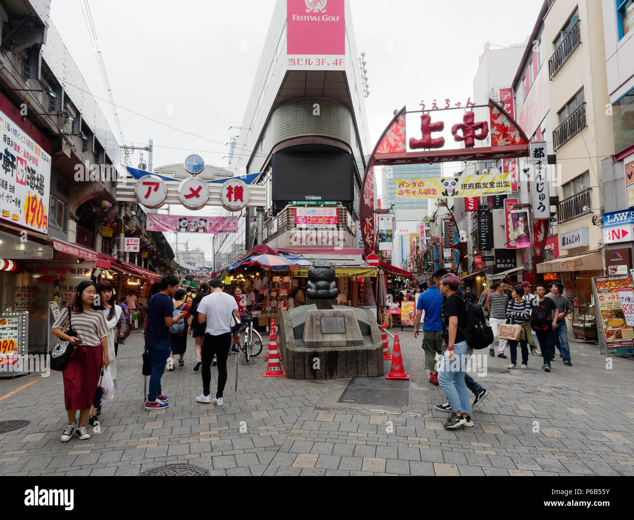 TOKYO, Giappone - 28 settembre 2017: Ameyoko , una trafficata strada di mercato lungo la Yamanote binari ferroviari tra Okachimachi e stazioni di Ueno, è una delle principali mete turistiche destinazioni per lo shopping a Tokyo Foto Stock