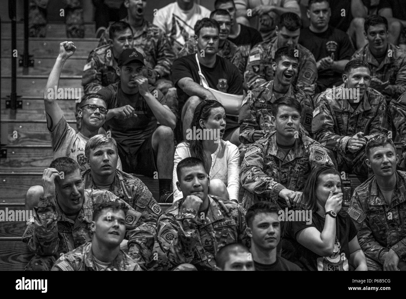 La folla mostra reazioni miste mentre U.S. I soldati dell esercito dall'ottantaduesima divisione aerotrasportata di competere per il peso-titoli di classe durante il 2016 tutti i settimana americana Combatives finali a Fort Bragg, N.C., 25 maggio 2016. Il concorso è stato ospitato dall'ottantaduesima ABN Combatives e tattiche avanzate Schoolhouse. Tutti settimana americana è una celebrazione annuale dedicato ai successi dell'anno precedente nonché tutti della divisione paracadutisti di tutta la storia. (U.S. Air Force photo by Staff Sgt. Marianique Santos) Foto Stock