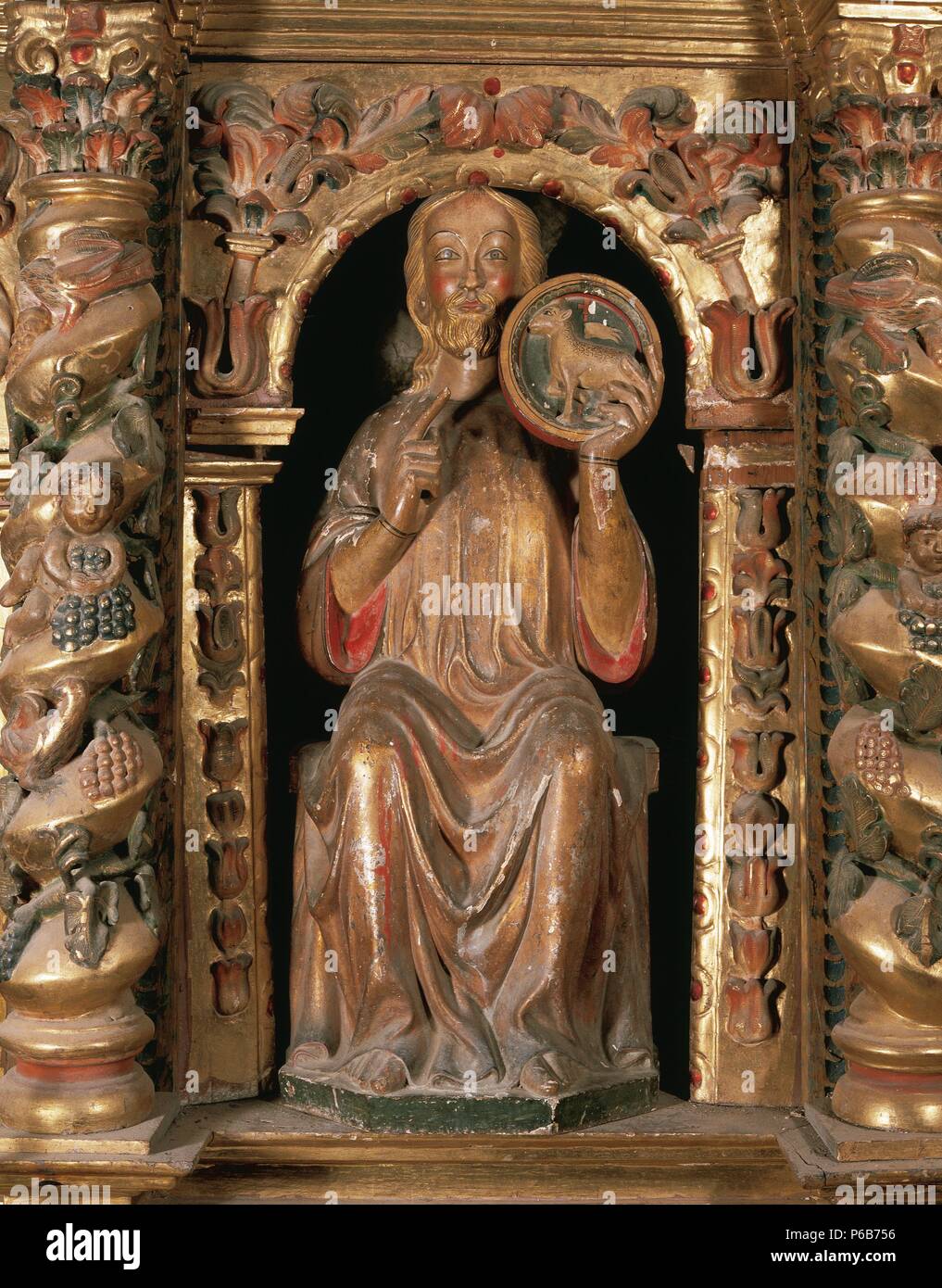 ARTE gotico. ESPAÑA. SAN JUAN BAUTISTA. Talla revestida de hoja de plata y policromato (94cm x 37cm x 28cm). Realizada hacia el 1300. Posiblemente procedere de la Iglesia de Sant Joan d'Arties (Vall d'Aran). La Iglesia de Santa Maria. Arties. Cataluña. (Foto realizada en 1989. Actualmente la pieza se encuentra restaurada) . Foto Stock