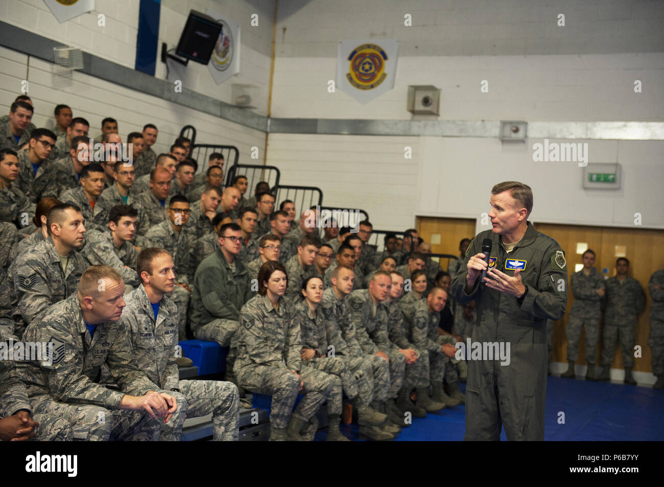 Stati Uniti Air Force Gen. Tod D. Wolters, U.S. Forze aeree in Europa e Forze Aeree Africa commander, colloqui di Ala Liberty aviatori circa l'ala della missione, il valore della famiglia e USAFE-AFAFRICA priorità, at Royal Air Force Lakenheath, Inghilterra, 22 giugno 2018. Wolters ha elogiato la 48th Fighter Wing per condurre la carica nel dimostrare i tre pilastri della resilienza, la reattività e la letalità. (U.S. Air Force foto/Airman 1. Classe Shanice Williams-Jones) Foto Stock