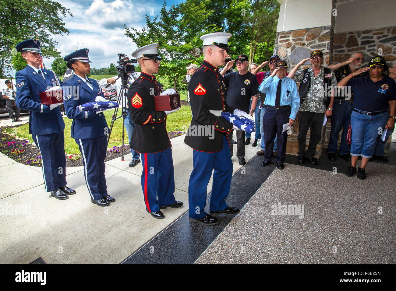 Salutate i partecipanti come Guardia d'onore ai membri una pausa durante la XXIX New Jersey missione di onore (NJMOH) cerimonia di Brigadiere Generale William C. Doyle Veterans Memorial Cemetery in North Hanover Township, N.J., 21 giugno 2018. Il cremains di una guerra mondiale I veterano Joseph P. Bey, due II Guerra Mondiale Veterani Arthur L. Hodges e James C. Warren, due dei veterani di guerra coreana Wilbur J. Pierce e Claude Robinson, tre Guerra del Vietnam Veterans Joseph F. Boone Jr., Malachia ricca Jr e Wilbert E. Smith; e due Guerra fredda era veterans Carson D. Johnson Sr. e Mufeed Muhammad Ali, sono stati premiati durante la cerem Foto Stock