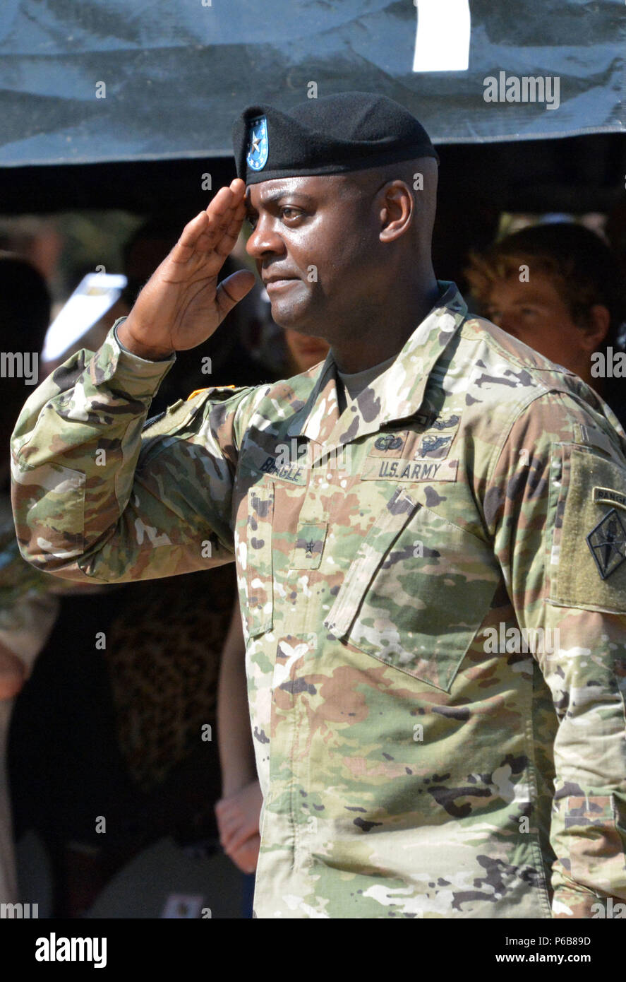 Brig. Gen. Milford 'Beags' Beagle Jr., Fort Jackson commander saluta il suo comando per la prima volta dopo la presa in consegna del post e esercito Centro di formazione da magg. Gen. Giovanni "" di Pete Johnson nel corso di una cerimonia al campo della Vittoria 22 giugno. Foto Stock