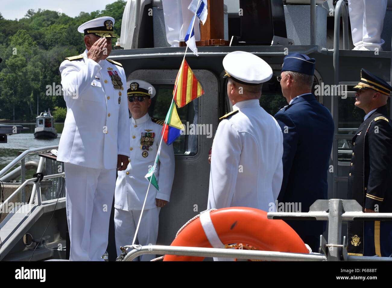 N.Y. Milizia navale Capt. Timothy Zakriski saluta il Mag. Gen. Anthony tedesco, il supplementare generale del N.Y. La Guardia nazionale, durante il N.Y. Milizia navale Modifica del comando cerimonia su Schodack Island State Park, N.Y., 22 giugno 2018. Zakriski stava prendendo il comando del N.Y. Milizia navale. (New York Army National Guard foto di Spc. Andrew Valenza) Foto Stock