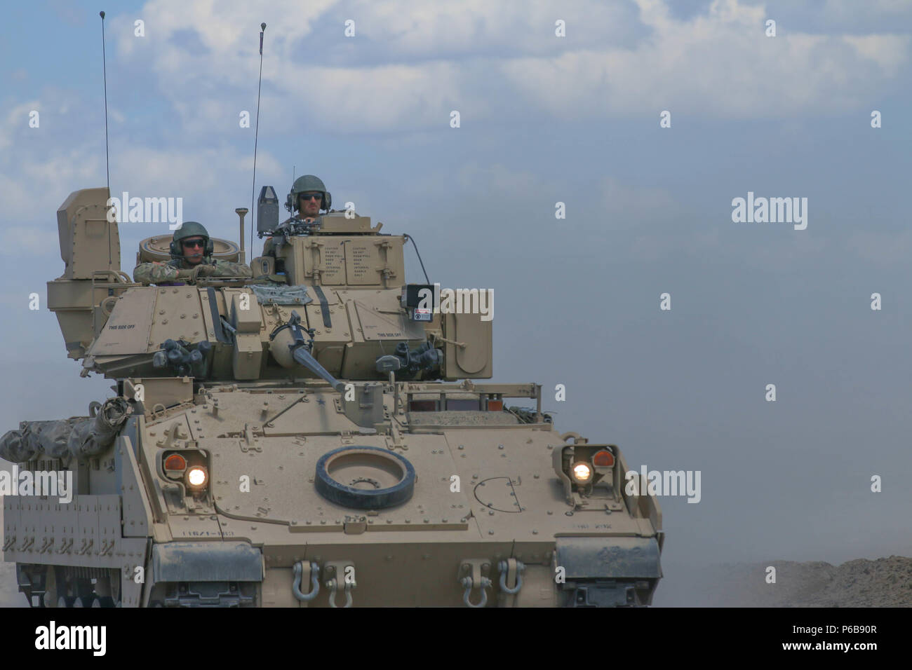 Soldati con la 1-163rd bracci combinato battaglione, Montana Esercito Nazionale Guardia, unità a M2A3 Bradley Lotta contro il veicolo per una delle gamme si trova al The Orchard Combat Training Center, Idaho. Il Battaglione arrivati per la loro formazione annuale il 11 giugno al plotone completa a livello aziendale e di formazione e di manovre sul loro in Bradleys nonché M1A2 Abrams serbatoi. (U.S. Foto dell'esercito da SSG Britney Hiatt) Foto Stock