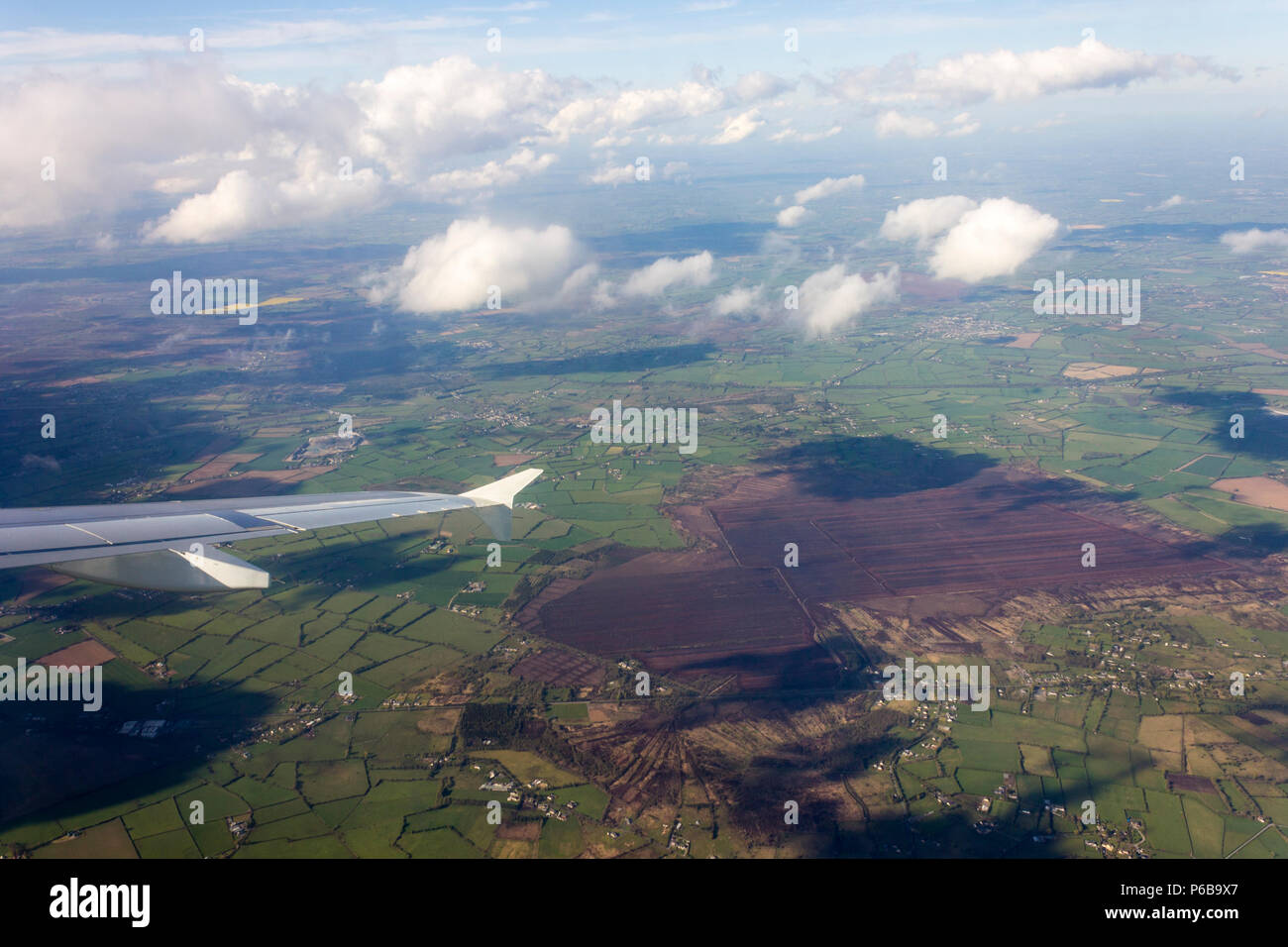 Viste di Irlanda i campi da un Aer Lingus finestrino per aerei Foto Stock