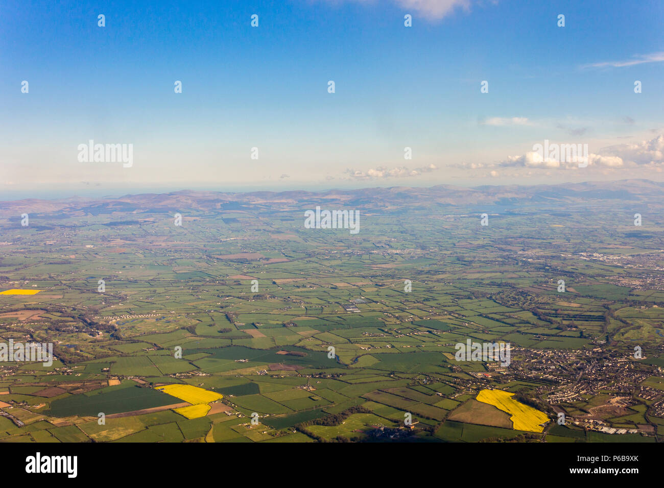 Viste di Irlanda i campi da un Aer Lingus finestrino per aerei Foto Stock