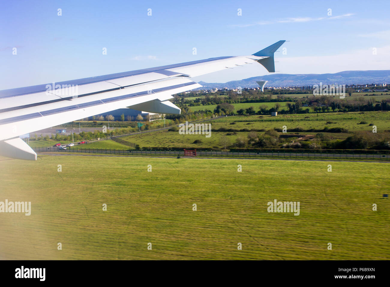 Viste di Irlanda i campi da un Aer Lingus finestrino per aerei Foto Stock