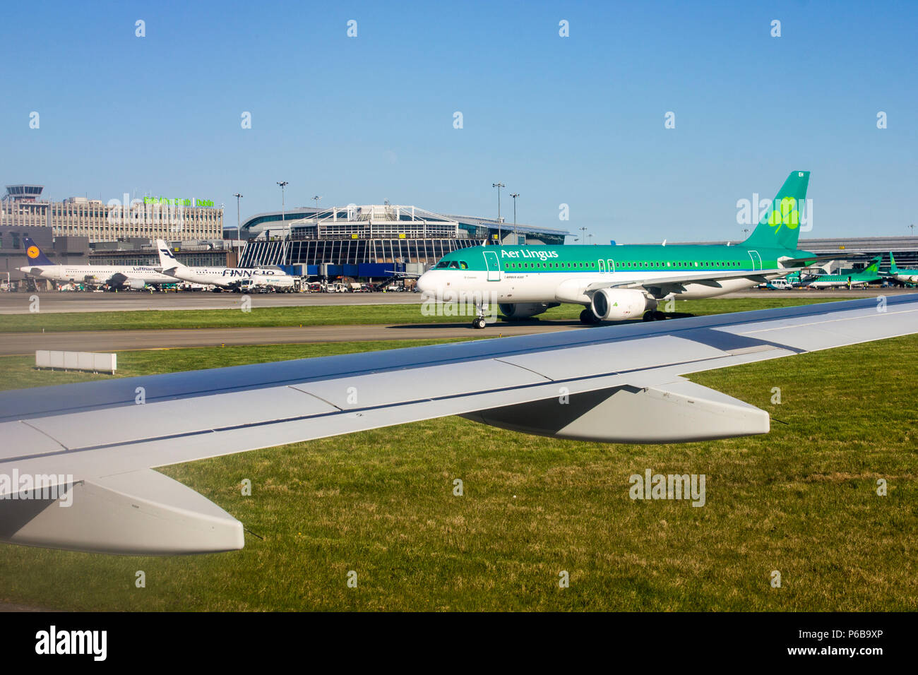 Viste di Irlanda i campi da un Aer Lingus finestrino per aerei Foto Stock