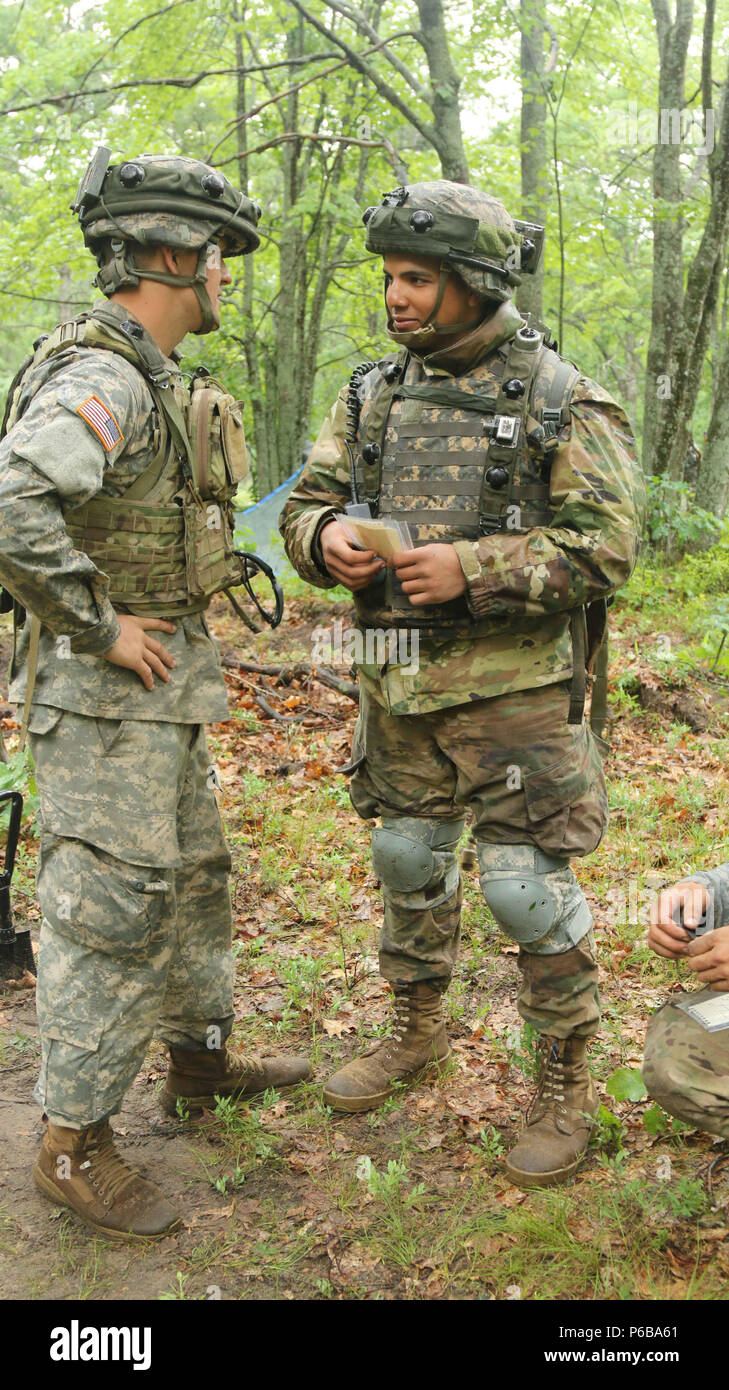 2a. Lt. Christopher Daniel (sinistra), un comandante di plotone con l'Ingegnere 811th società fuori di Amanda, Ohio, insegna Pvt. Albert Hernandez (a destra), un radiotelefono operatore nell'Ingegnere 811th Company, come costruire una tabella di sabbia durante una formazione mobilità 23 Giugno presso il Camp Temolo manovra comune centro di addestramento di temoli, Mich Lo scopo di questa formazione è quello di concentrarsi sul contatore-mobilità e la mobilità che include il superamento degli ostacoli mentre si sposta in avanti e ritirandosi. (Ohio Army National Guard foto di Spc. Emilie Sheridan/rilasciato) Foto Stock