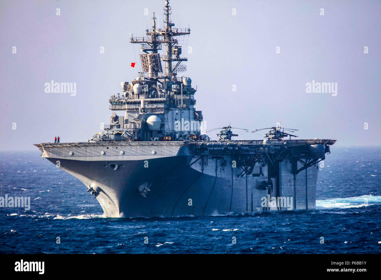 180623-N-VB2976-012 (OCEANO ATLANTICO) wasp-classe assalto anfibio nave USS Kearsarge (LHD 3) manovre durante un live armi da fuoco esercizio. Anfibio Kearsarge pronto gruppo (ARG) sta completando la marina della prima costa Est superficie ARG Warfare anfibio addestramento tattico (SWATT) esercizio. SWATT è guidato dalla superficie navale e il mio combattimento Centro di sviluppo (SMWDC) ed è progettato per aumentare la competenza combattimento, letalità e interoperabilità delle unità partecipanti. (U.S. Foto di Marina di Massa lo specialista di comunicazione di terza classe Kohen S. Gillis/rilasciato) Foto Stock