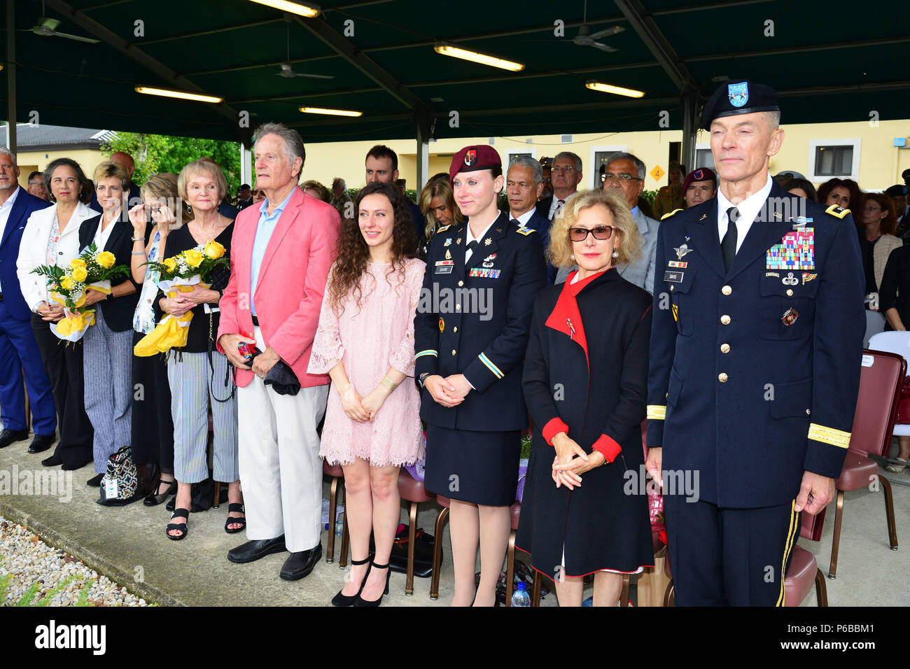 Il Mag. Gen. Gordon B. "saltare" Davis Jr., combinata di sicurezza comando di transizione - Afghanistan, Commander con la sua famiglia e gli amici durante una cerimonia di pensionamento alla Caserma C. Ederle Vicenza, Italia, 22 giugno 2018. (U.S. Esercito foto di Paolo Bovo). Foto Stock