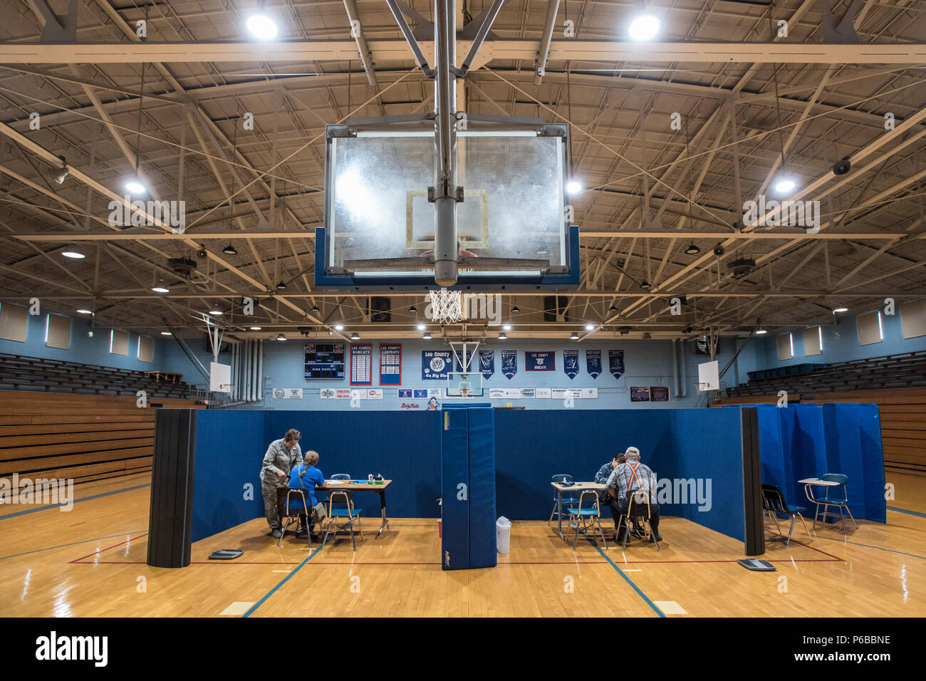 Zona i residenti si incontrano con i medici nella palestra a Lee County High School in Beattyville, Ky., 21 giugno 2018, prima di ricevere il trattamento ad una sanità clinica essendo azionato dall'aria Guardia Nazionale e DEGLI STATI UNITI Navy Reserve Giugno 20, 2018. La clinica è uno dei quattro che comprendeva il funzionamento Bobcat, a dieci giorni di missione di fornire militari delle truppe medici con formazione cruciale nelle operazioni sul campo e logistica offrendo nessun costo di assistenza sanitaria per gli abitanti dell est del Kentucky. Le cliniche, che azionata da giugno 15-24, offerti non emergenti di cure mediche; sports physicals; pulizie dentali, fi Foto Stock