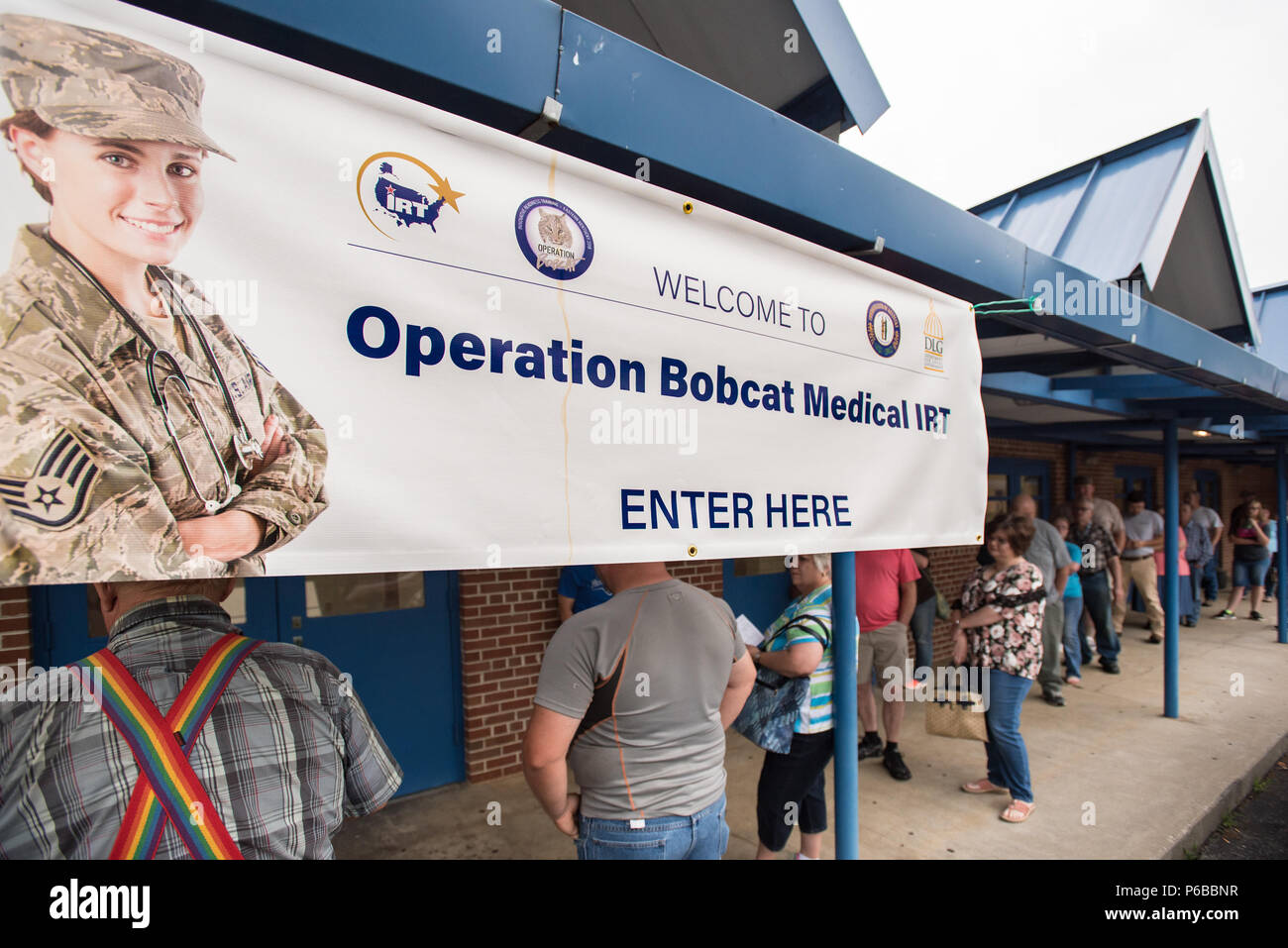 Area linea residenti al di fuori della contea di Lee di alta scuola in Beattyville, Ky., Giugno 21, 2018 per ricevere il trattamento ad una sanità clinica essendo azionato dall'aria Guardia Nazionale e DEGLI STATI UNITI Navy Reserve Giugno 20, 2018. La clinica è uno dei quattro che comprendeva il funzionamento Bobcat, a dieci giorni di missione di fornire militari delle truppe medici con formazione cruciale nelle operazioni sul campo e logistica offrendo nessun costo di assistenza sanitaria per gli abitanti dell est del Kentucky. Le cliniche, che azionata da giugno 15-24, offerti non emergenti di cure mediche; sports physicals; pulizie dentali, riempimenti e le estrazioni; occhio e Foto Stock