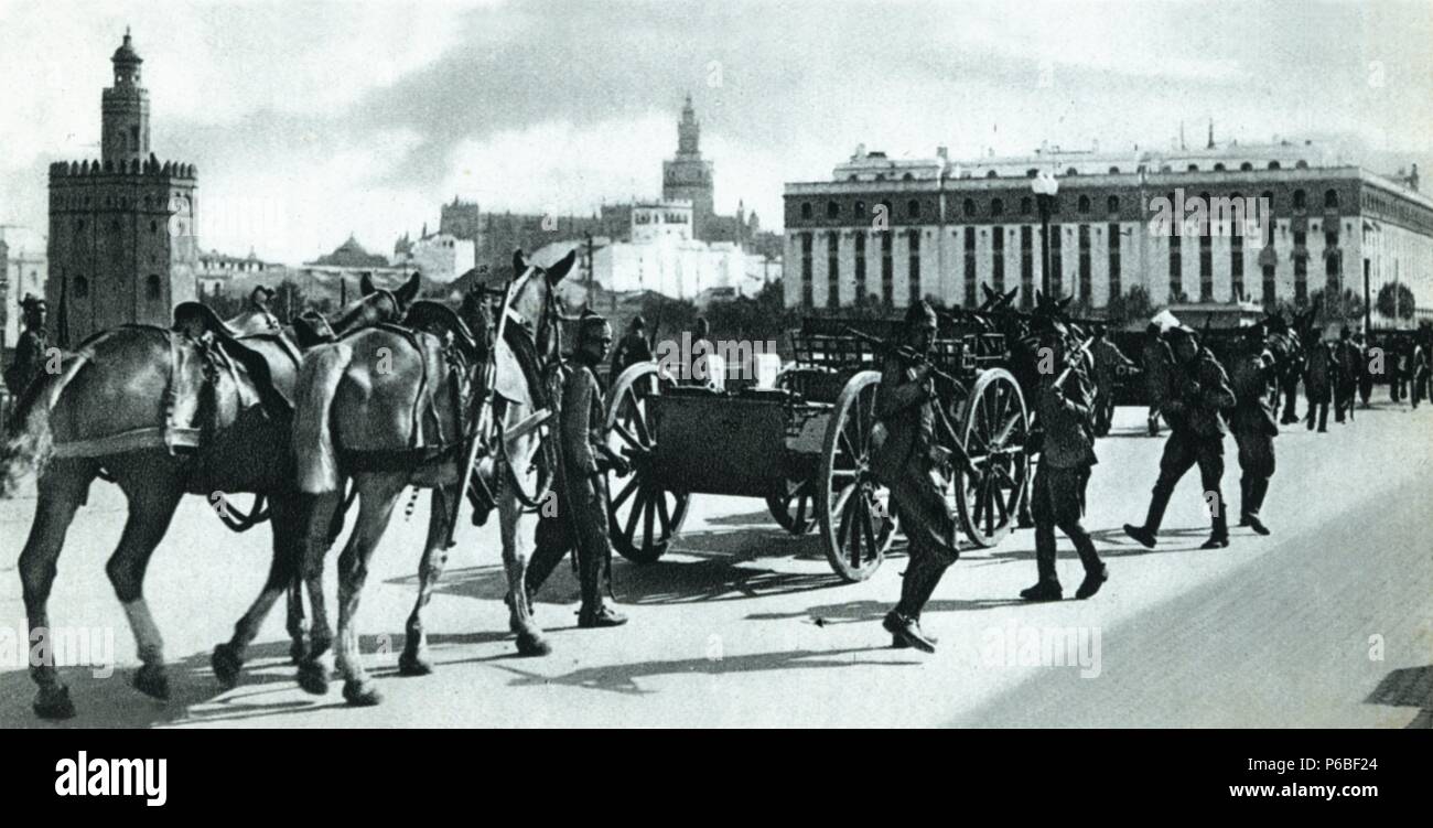 Guerra civile española (1936-1939). Zona nacional. Colonna de artillería en el barrio de Triana (Sevilla). Foto Stock