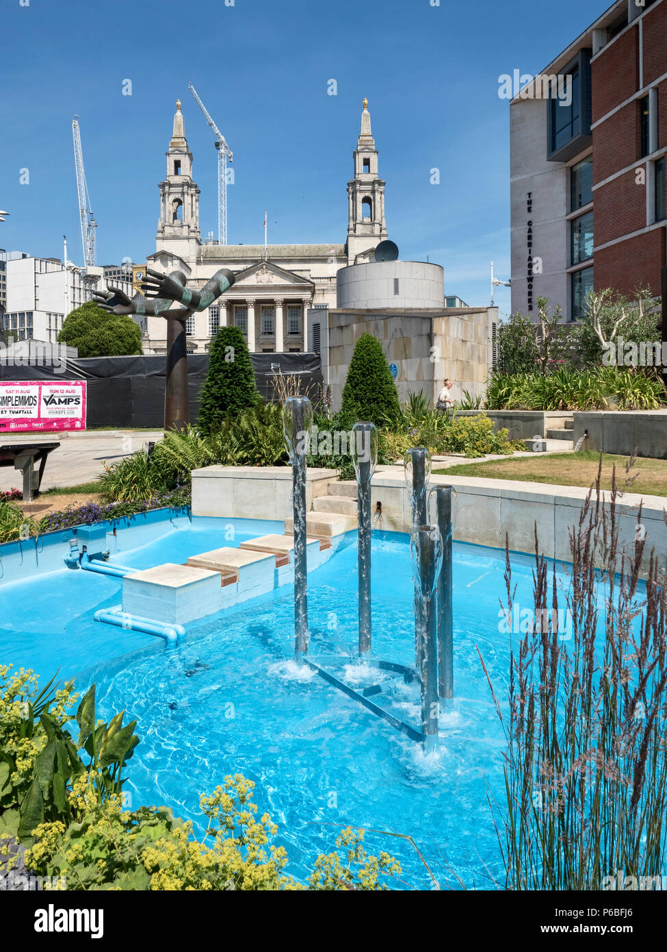 Leeds Sala Civica e la fontana in Millennium Square in estate Leeds West Yorkshire Inghilterra Foto Stock