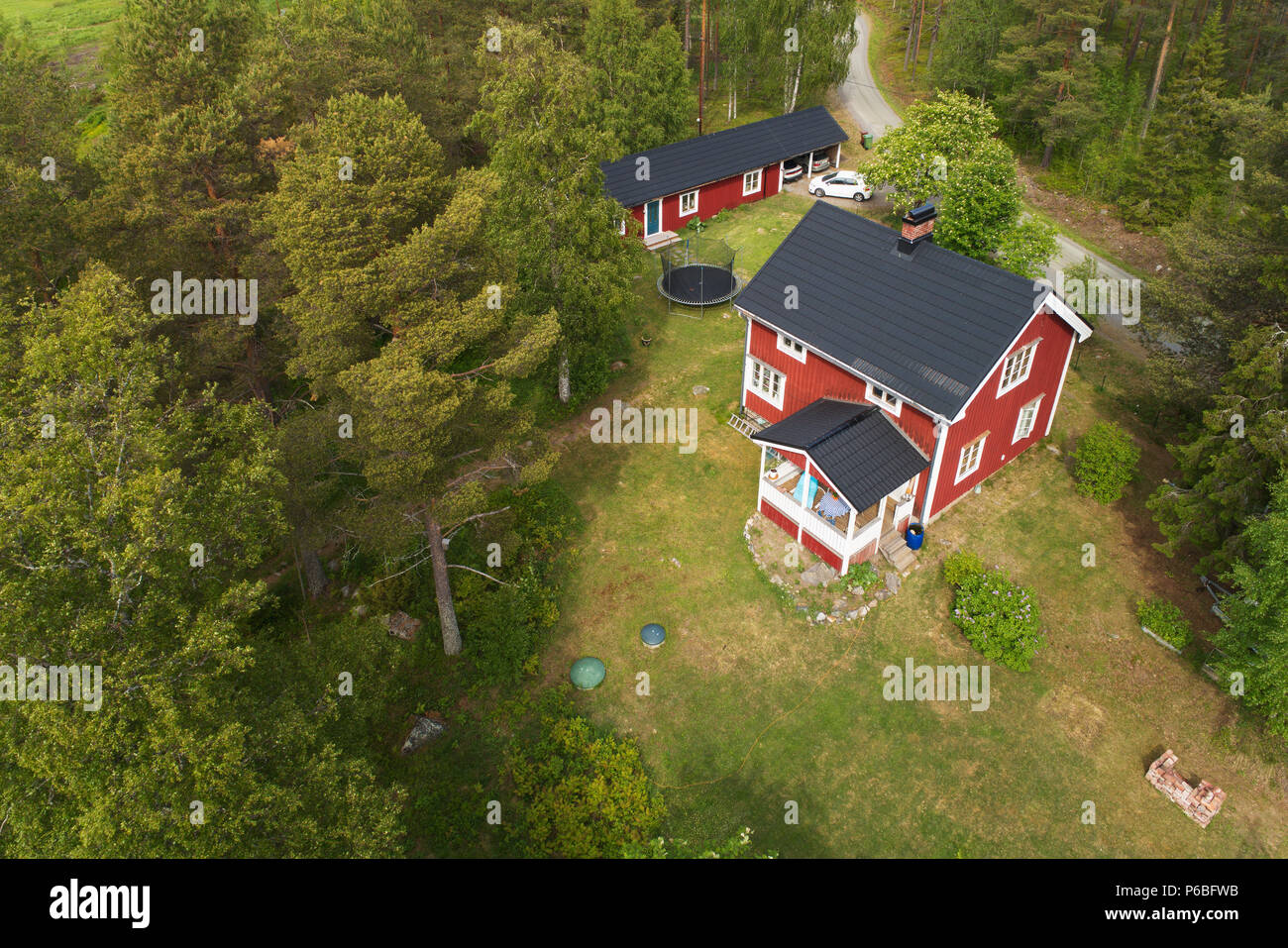 Ranea, Svezia - 16 Giugno 2018: vista aerea di un dipinto di rosso due storie di una casa di famiglia costruita durante gli anni trenta si trova in campagna. Foto Stock