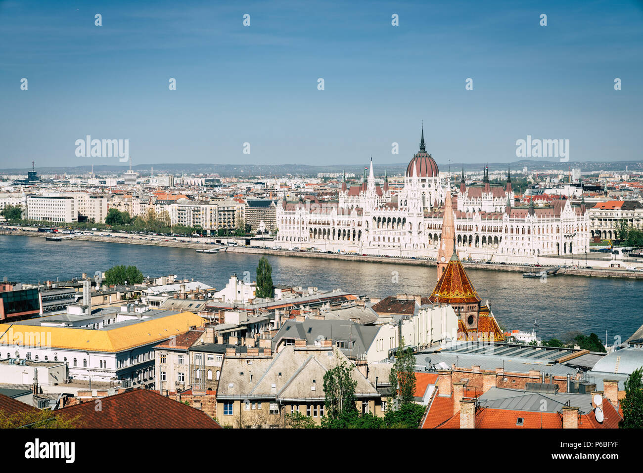 Splendida vista sullo skyline di Budapest e il Parlamento ungherese edificio dal fiume Danubio Foto Stock