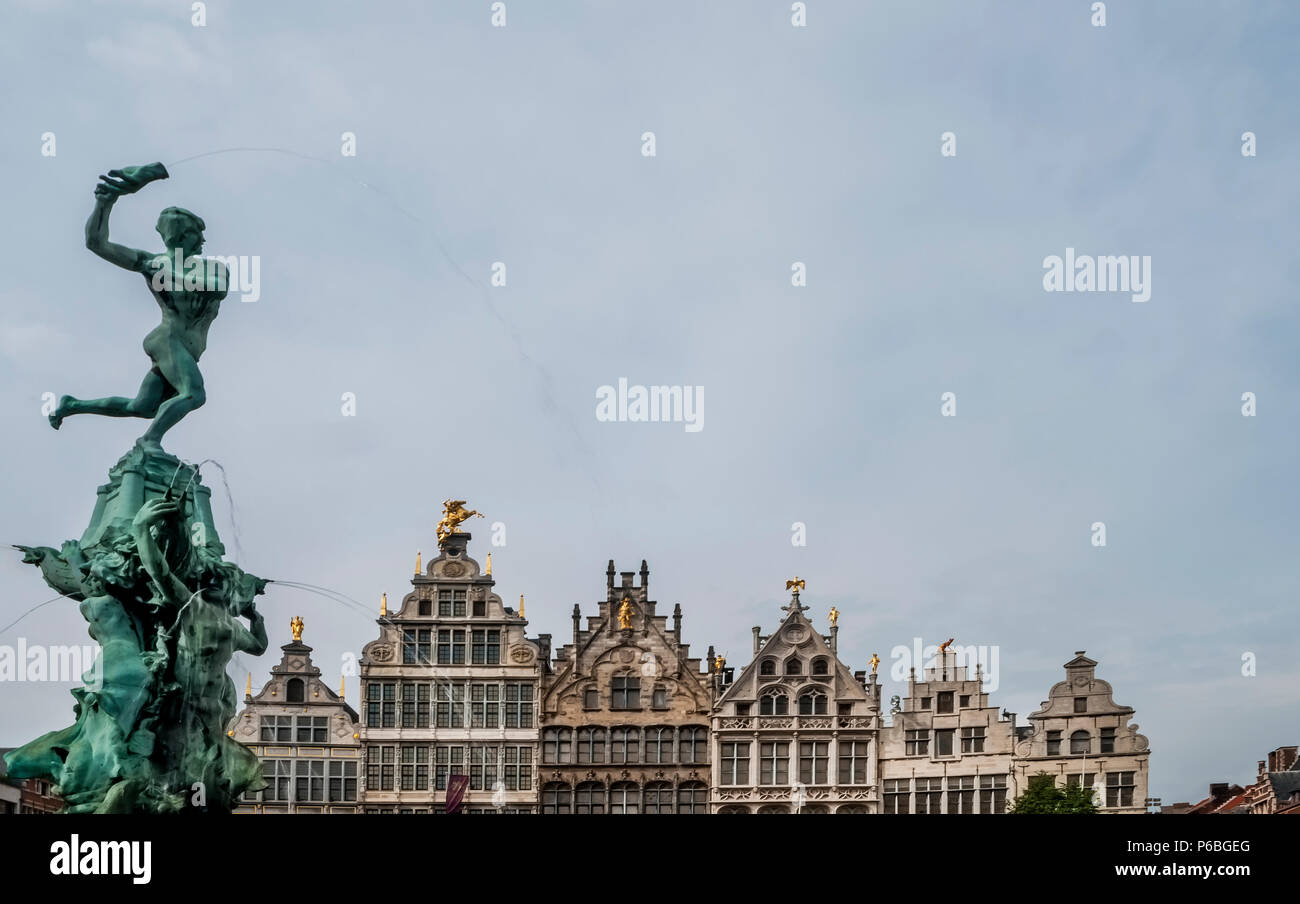 Bellissima vista del Brabo Fontana al Grote Market, Anversa, Belgio Foto Stock