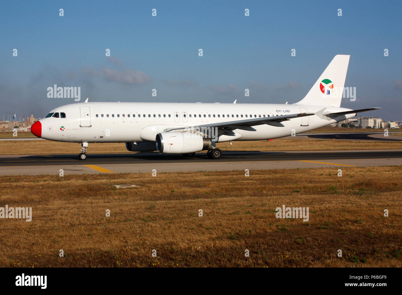 Danese Air Transport Airbus A320 jet del passeggero aereo in rullaggio per la partenza da Malta. Aviazione civile e trasporto aereo. Foto Stock