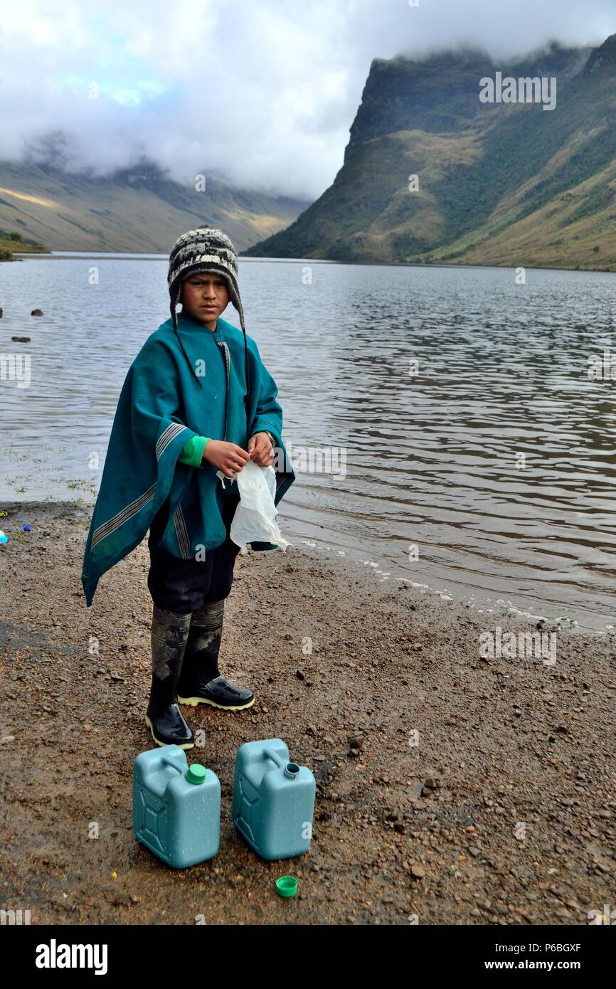 I bambini di prendere acqua - Laguna Shimbe - sciamanesimo in ' SALALA Las Huaringas ' - HUANCABAMBA.. Dipartimento di Piura .PERÙ Foto Stock