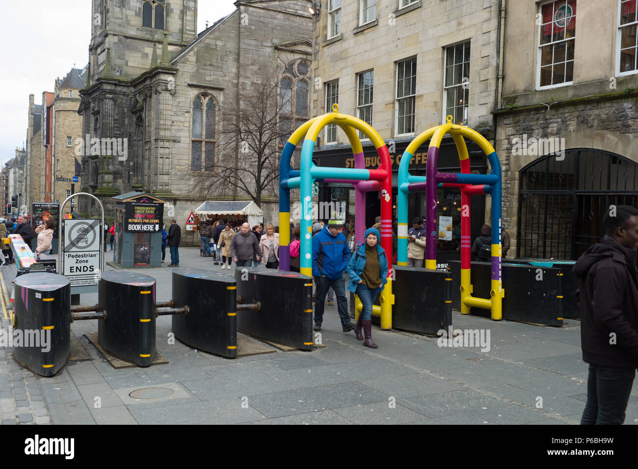 Veicolo anti barriere terroristici sul Royal Mile di Edimburgo in Scozia Foto Stock