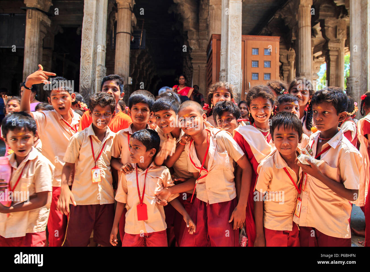 Gli studenti indiani nel tempio di Sri Ranganathaswamy. Messa a fuoco selettiva, motion blur. Trichy, Tamil Nadu, India del Sud - Marzo 24, 2017. Foto Stock