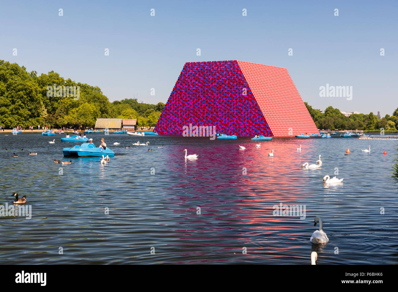 La Mastaba di Londra è un galleggiante installazione d arte dell'artista Christo situato sul lago a serpentina in Hyde Park. Foto Stock