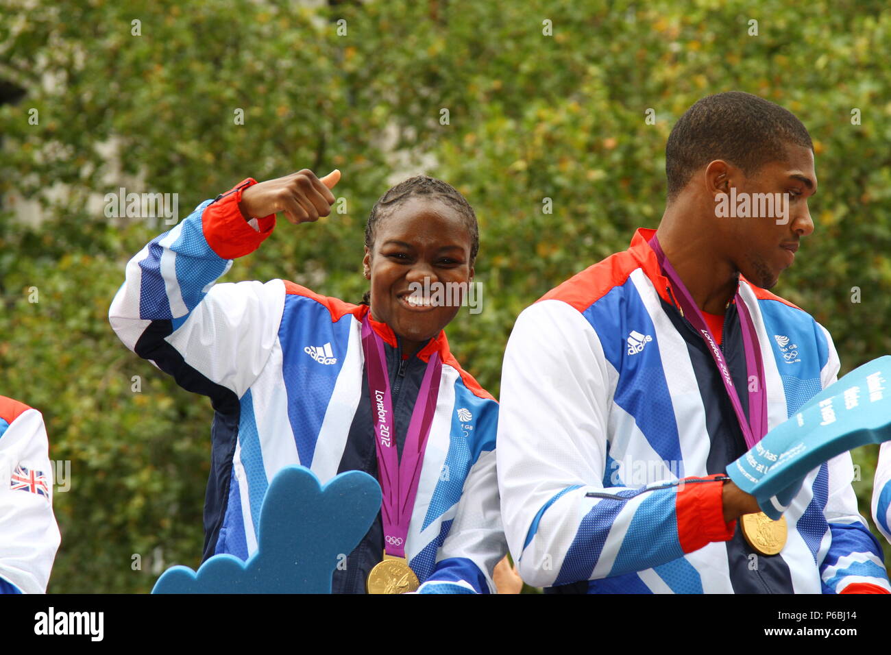 Nicola Adams e Anthony Joshua festeggiano nella sfilata olimpica di Londra nel centro di Londra dopo aver vinto le loro medaglie d'oro olimpiche. Nicola Adams sorride e dà un segno di pollice in su alla macchina fotografica. Pagina del portfolio Russell Moore. Foto Stock