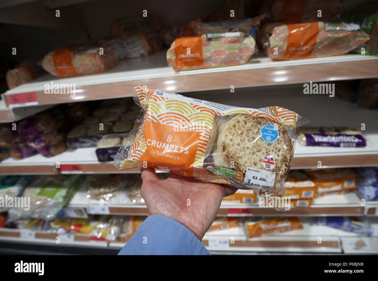 Cialdine in vendita in un ramo del supermercato Sainsburys, a Londra, come diventano l'ultima vittima del biossido di carbonio (CO2) penuria che sta colpendo la produzione in tutto il Regno Unito industria alimentare e delle bevande. Foto Stock