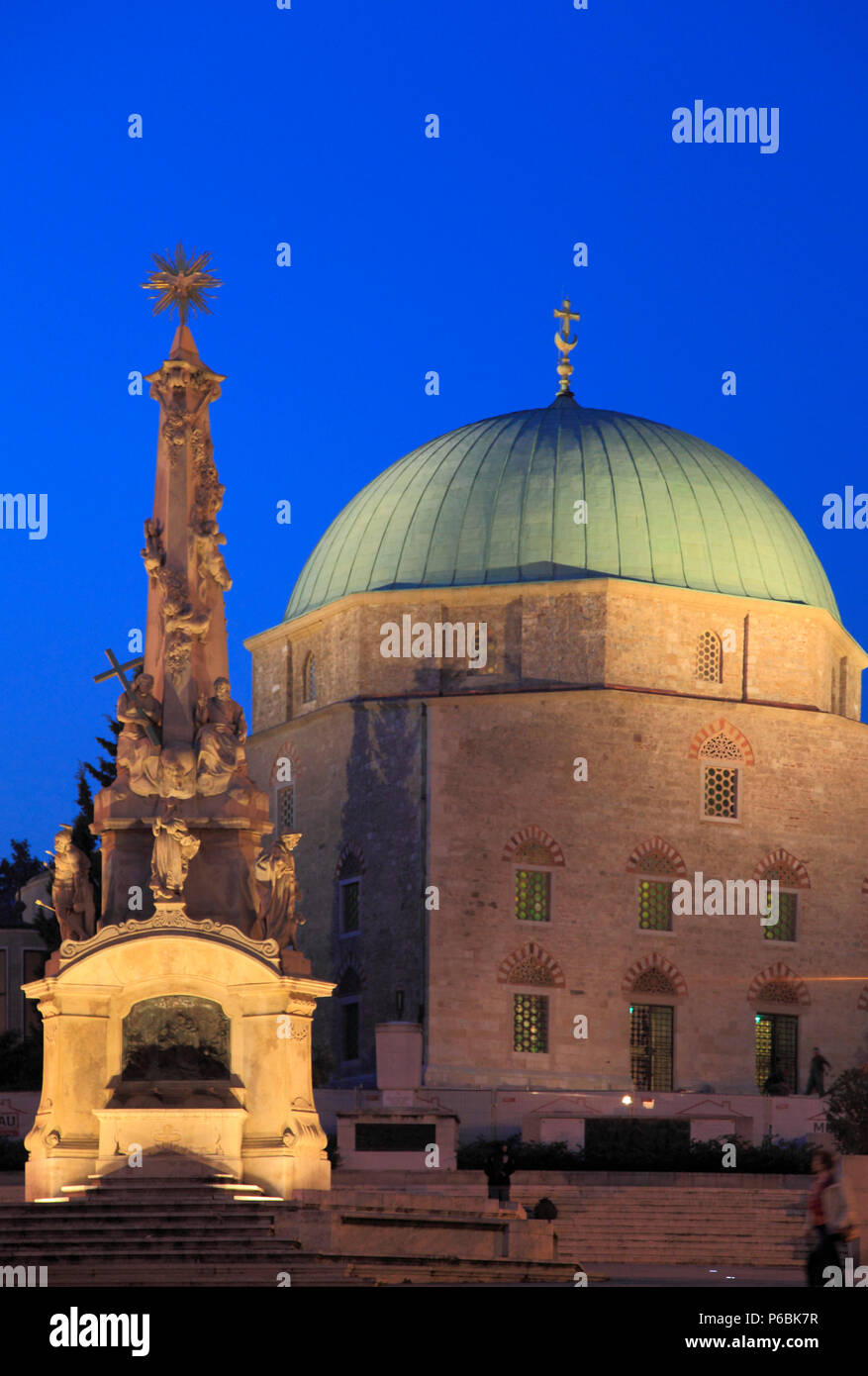 Ungheria Pecs, Szechenyi ter, Chiesa Cattolica, ex Qasim Pasha moschea, la Colonna della Santa Trinità, Foto Stock