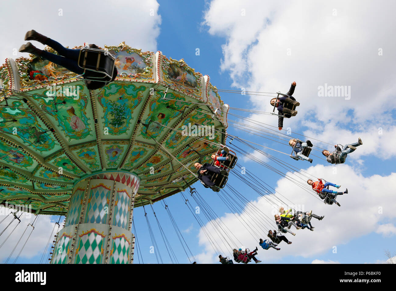 Parigi, sedicesimo quartiere. Il Bois de Boulogne. Giardino di acclimatazione. Cavallo-marcia le sedie volantes. Adulti e bambini in treno. Foto Stock