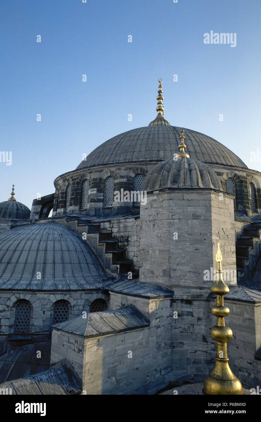 La Turchia. Istanbul. Sultan Ahmed moschea o la Moschea Blu. Costruito 1609-1616 durante la regola di Ahmed I. architetto, Sedefkar Mehmed Agha. Tardo classico stile ottomano. Minareto. Foto Stock