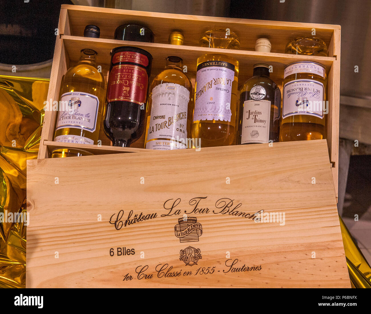 A sud ovest della Francia, DOP vino Sauternes vigneto, Chateau La Tour Blanche bottiglie, prima la crescita '1er Cru classe". Credito: La Tour Blanche castle Foto Stock