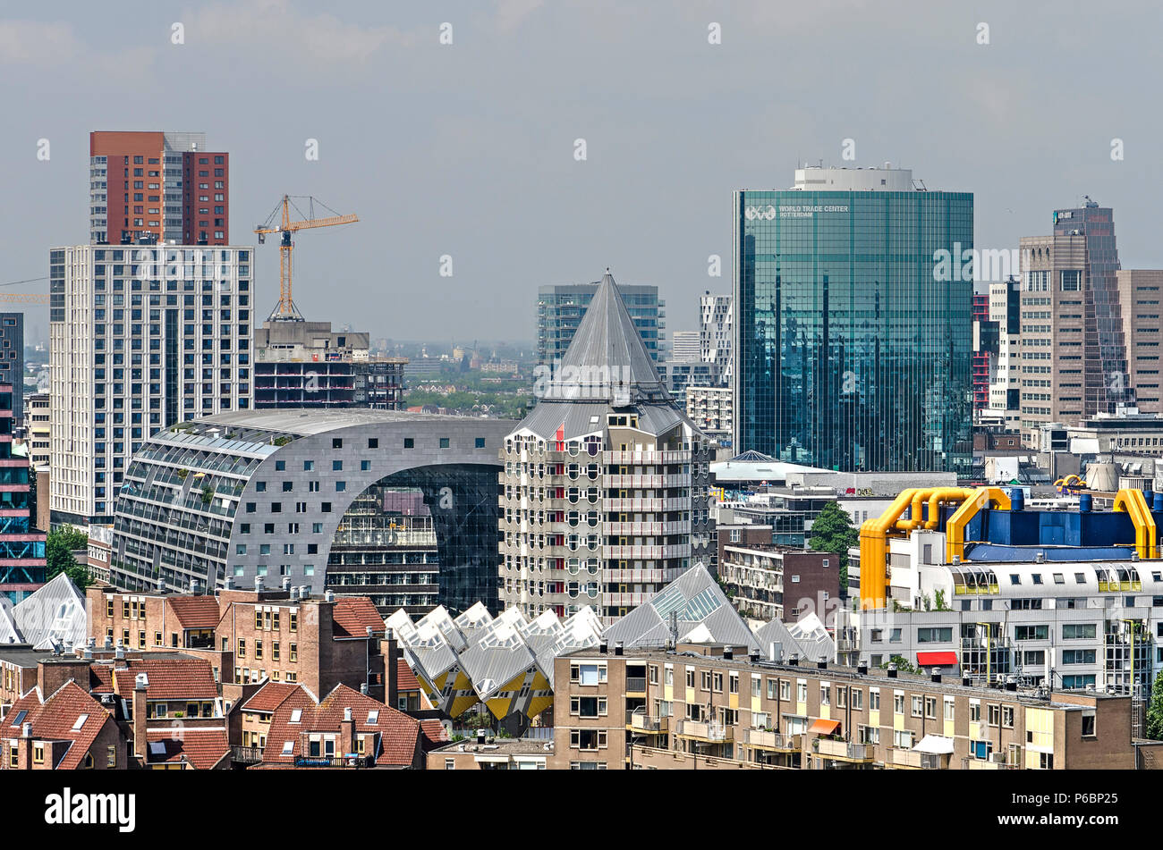 Rotterdam, Paesi Bassi, 3 Giugno 2018: diversi edifici nella zona del centro cittadino, tra cui Markthal, la libreria pubblica la matita e Cube Case e t Foto Stock
