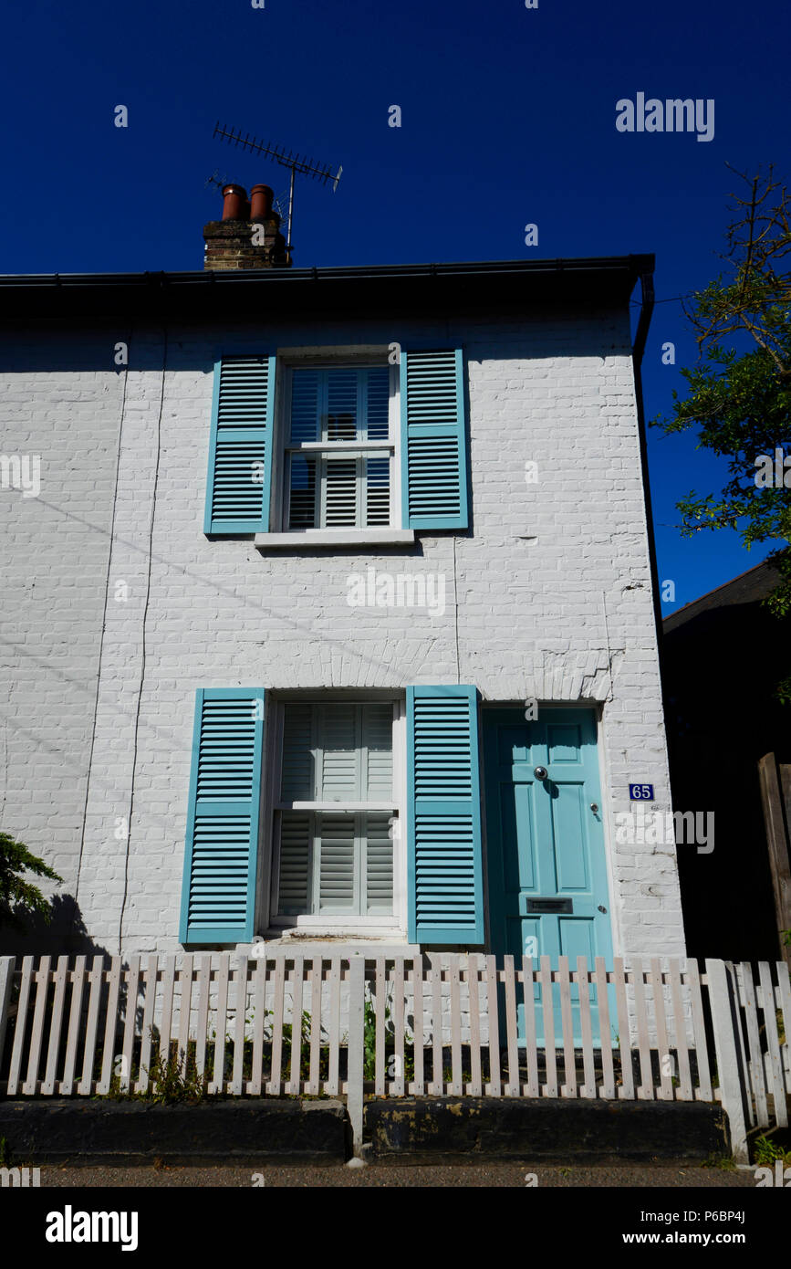 Caratteristico color pastello proprietà nel vecchio Leigh, Leigh on Sea, Southend, Regno Unito su un luminoso giorno d'estate. High Street Leigh. Blue sky. Persiane alle finestre Foto Stock