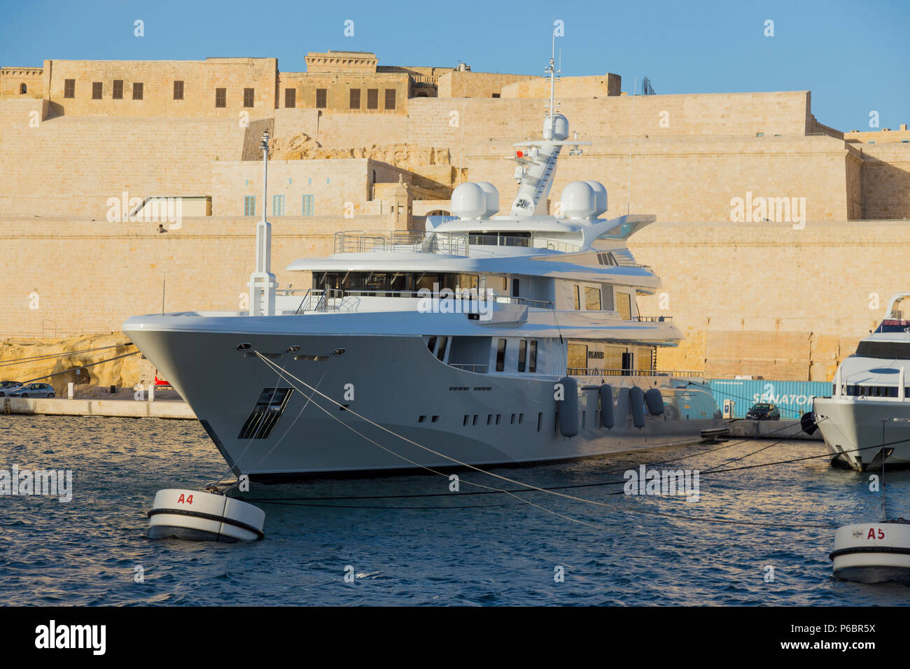 Yacht privato "piano B": Barche e costoso private super yacht ormeggiati a Vittoriosa Yacht Marina illustrato con le fortificazioni di Birgu, dietro (91) Foto Stock