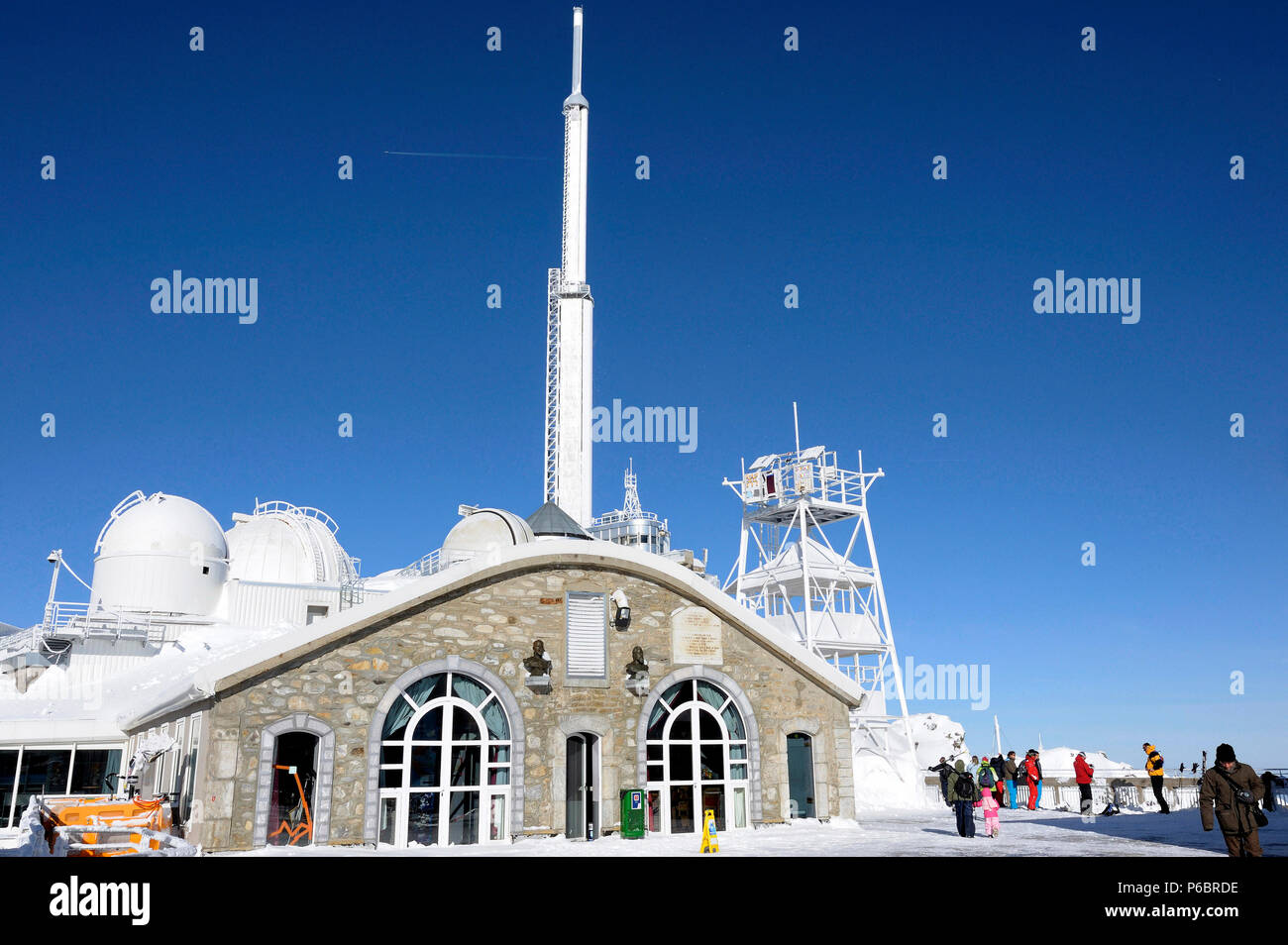 Francia, Hautes Pirenei, La Mongie, Pic du Midi Osservatorio (2,877m) coperto di neve, televisione stazione relè Foto Stock