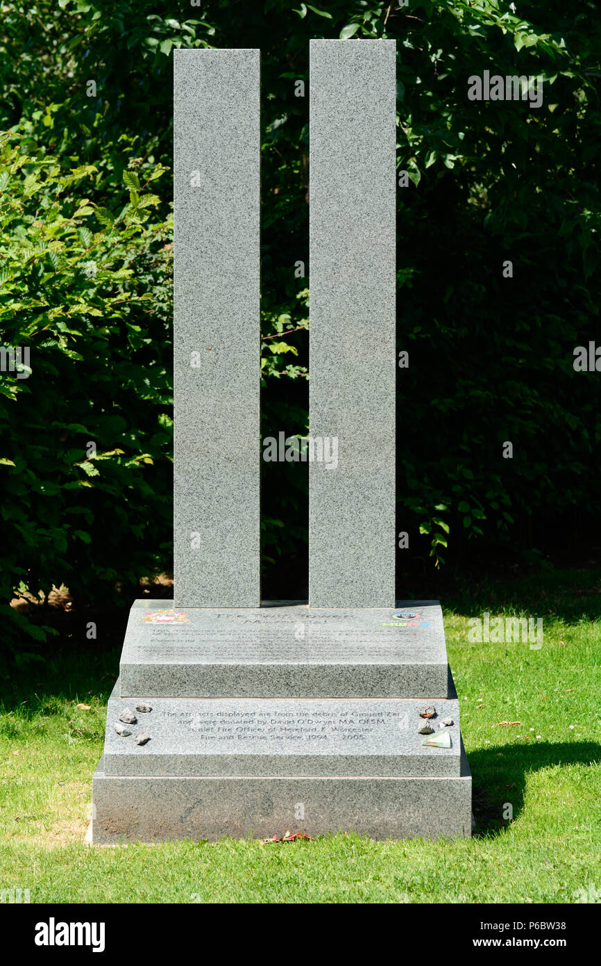 Le Torri Gemelle memorial per la 9-11 terrosit attentato alle Torri Gemelle di New York - presso il National Arboretum, Alrewas, Staffordshire, Inghilterra Foto Stock