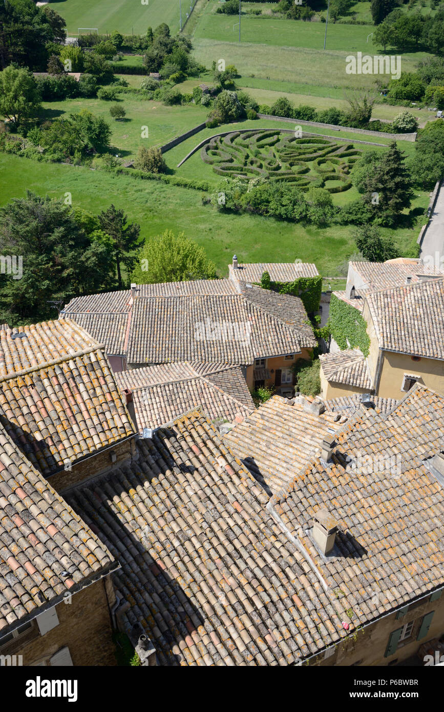 Vista sui tetti & Villaggio di Grignan da Château de Grignan con labirinto di siepi o labirinto Drôme Provence Francia Foto Stock