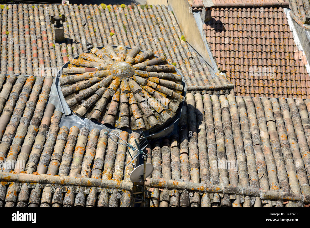 Circolare di tetto di tegole e vista su i tetti di terracotta di Grignan Drôme Provence Francia Foto Stock